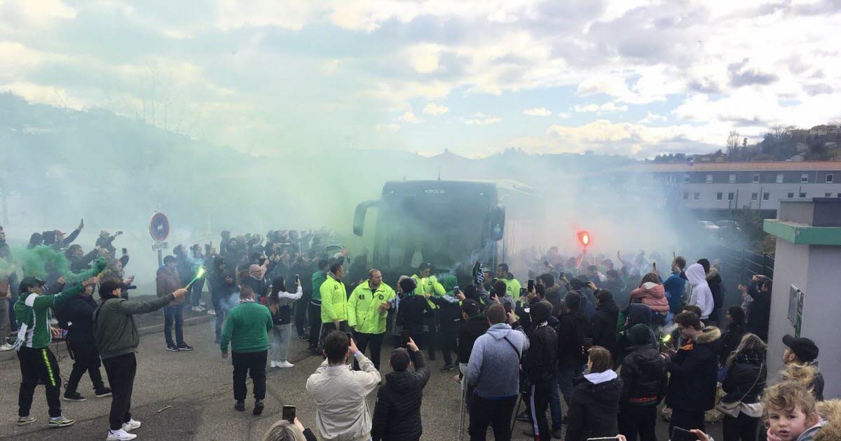 AS Saint-Etienne : ASSE (AS Saint-Étienne football) | Before OL-ASSE: 500 supporters of the Greens at L’Etrat for the bus departure
 | ASSE